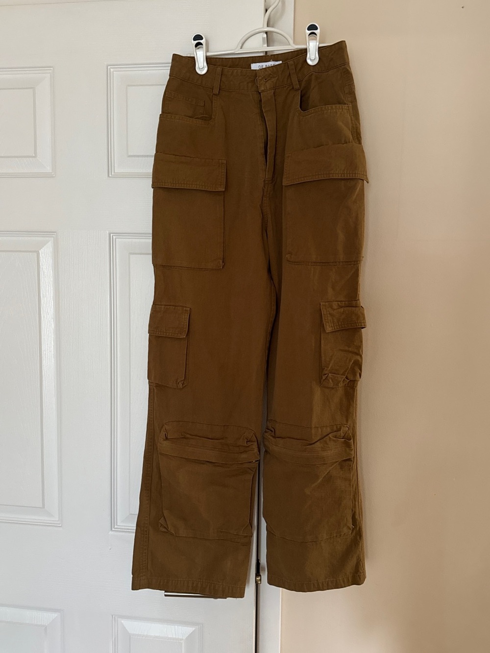 De Base High-Rise Straight-Leg Cargo Pants in Brown